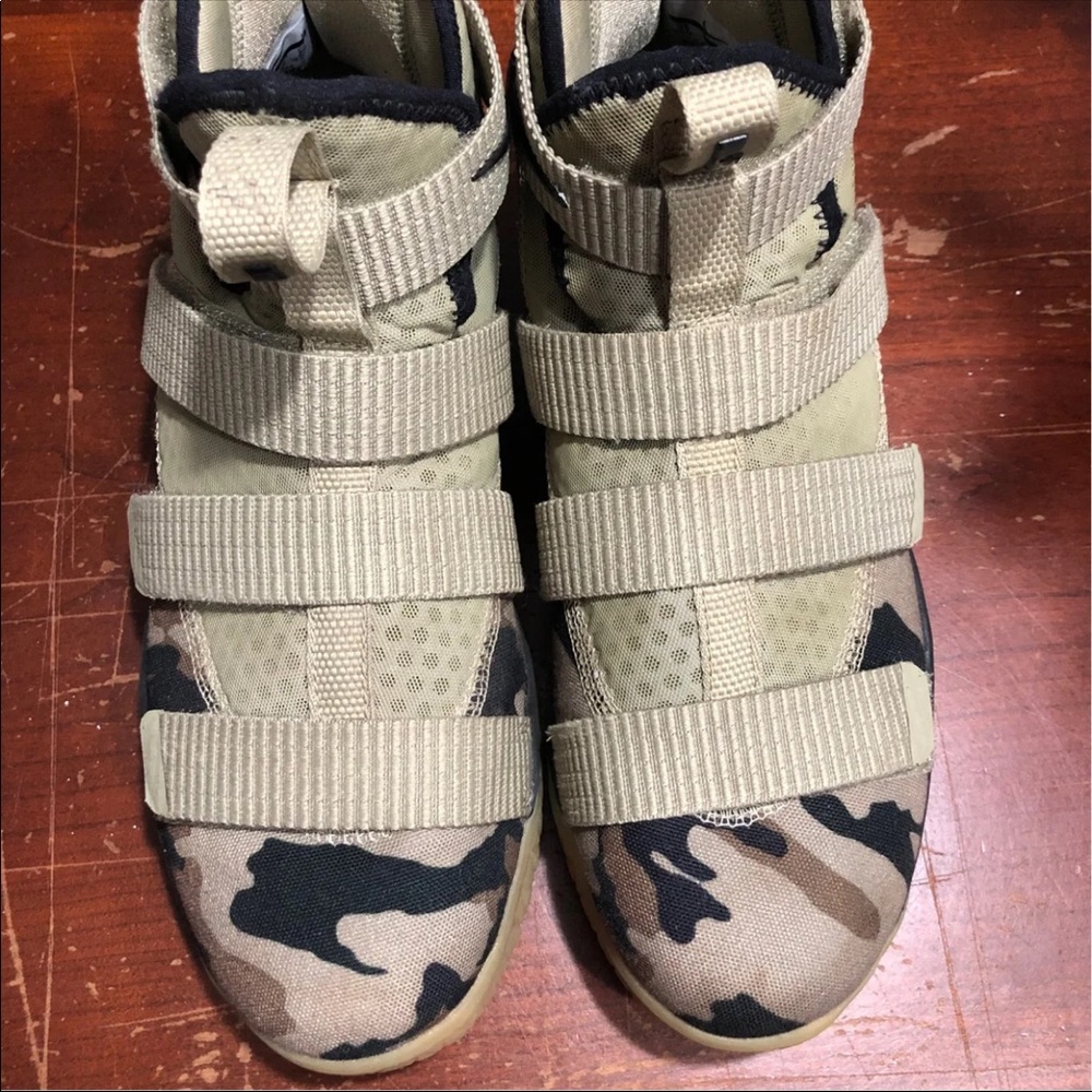 Nike LeBron Soldier XI  Basketball Shoes Sz 7Y
